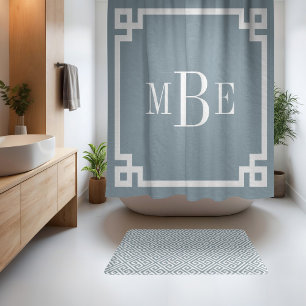 Rideaux De Douche Bleu Poussiéreux et Clé Grecque Blanche Monogram