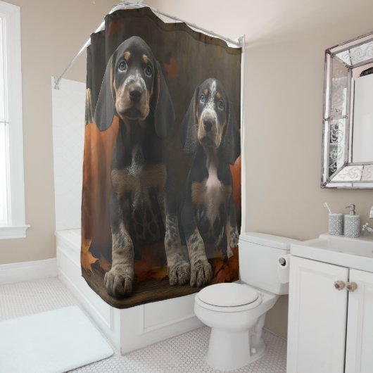 Rideaux De Douche Bluetick Coonhound Chiot Automne Citrouille de pla (En situation)