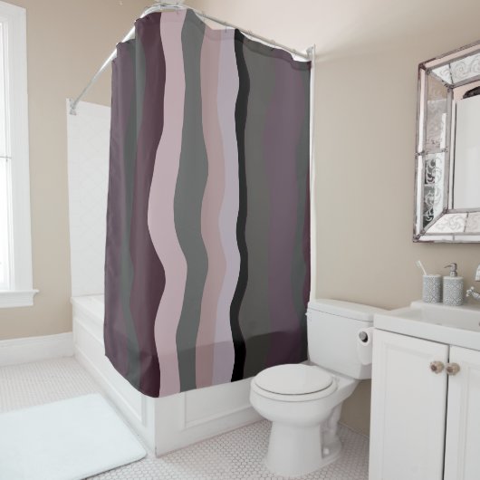 Rideaux De Douche Burgundy, rose et violet rayures ondulées (En situation)