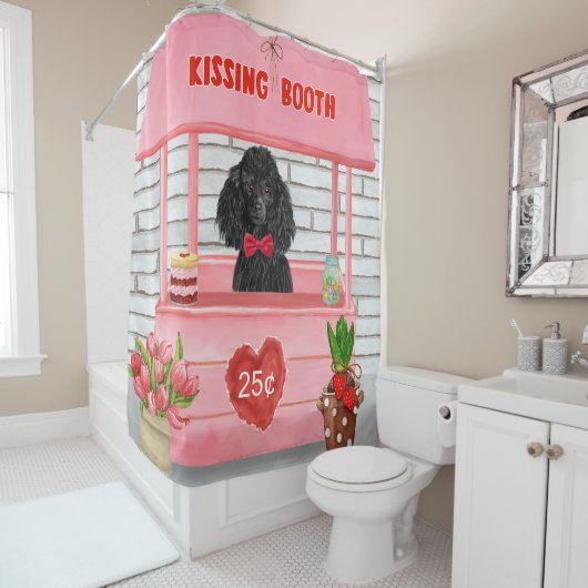 Rideaux De Douche caniche Chien Valentine's Day Kissing Booth (En situation)
