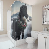 Rideaux De Douche Cheval noir dans la neige avec couronne de Noël (En situation)