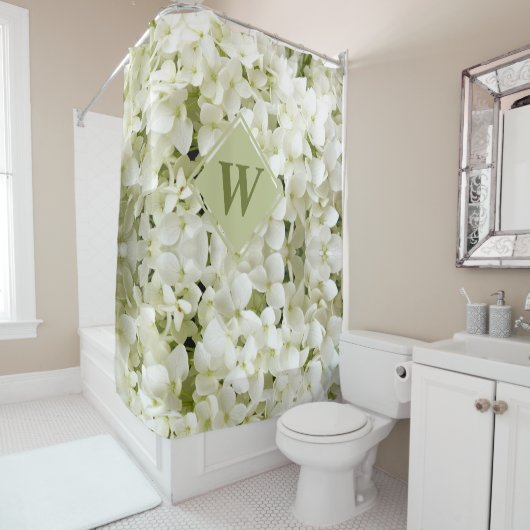 Rideaux De Douche Chic blanc Hydrangea Sage vert Monogramme (En situation)