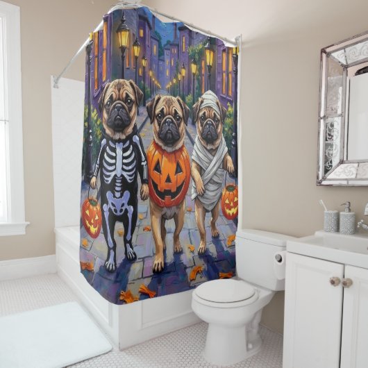 Rideaux De Douche Chiens de carlin en costumes d'Halloween (En situation)