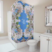Rideaux De Douche Ciel bleu vif, Pomme blanche fleurs Monogramme (En situation)
