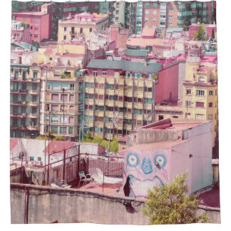 RIDEAUX DE DOUCHE COMPLEXE D'APPARTEMENTS EN MURS PEINTS BLANC ET RO