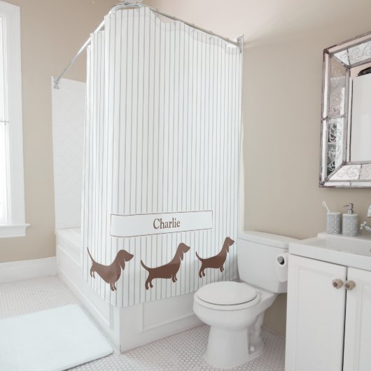 Rideaux De Douche Dachshunts Brown sur bandes beiges Nom personnalis (En situation)