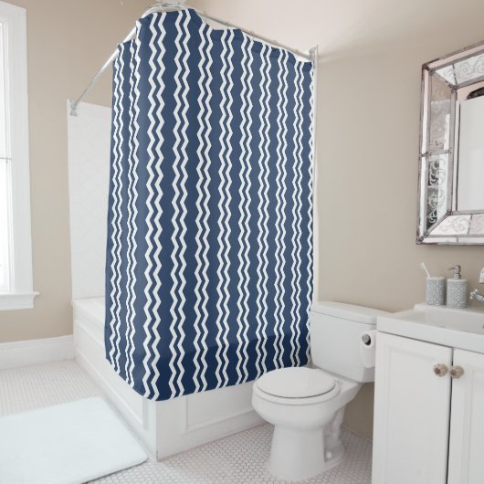 Rideaux De Douche Design vertical Chevron bleu foncé et blanc (En situation)