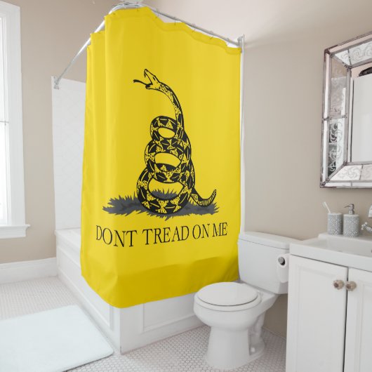 Rideaux De Douche Drapeau Gadsden jaune classique Ne marchez pas sur (En situation)