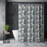 Rideaux De Douche Élégant monogramme vintage Blue toile de jouy<br><div class="desc">Elégant rideau de douche vintage bleu toile de jouy monogramme. Belle toile de jouy sans couture motif Bleu sur arrière - plan blanc.Les gravures de toile sont un régal en ce moment, il s'agit d'une toile de jouy vintage élégante et ornée avec motif damassé exotique, un style amusant qui est...</div>