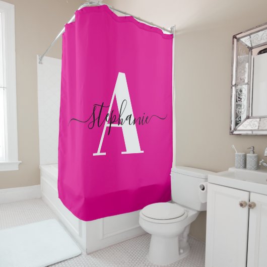 Rideaux De Douche Élégant Script Gros Monogramme Rose Chaud (En situation)