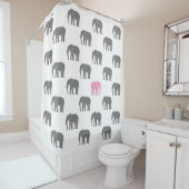 Rideaux De Douche Éléphant rose emblématique parmi les gris sur le b (En situation)