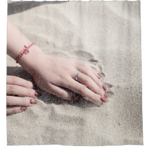 Rideaux De Douche Femme allongée sur le sable blanc