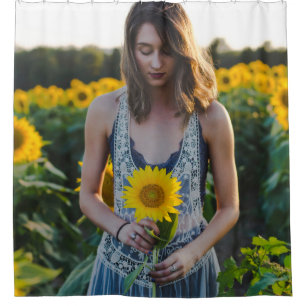 Rideaux De Douche Femme debout sur le terrain de tournesol