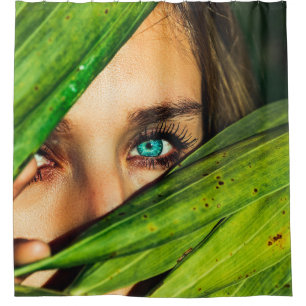 Rideaux De Douche Femme derrière les feuilles verts