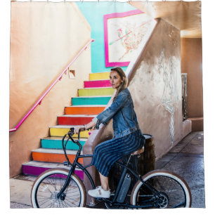 Rideaux De Douche Femme portant veste et shorts en denim bleu