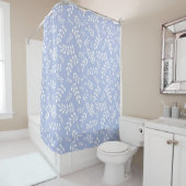 Rideaux De Douche Feuilles blanches sur fond bleu acier clair (En situation)