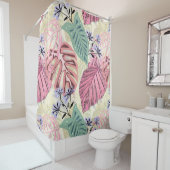 Rideaux De Douche Feuilles tropicaux roses et verts, fleurs bleues. (En situation)