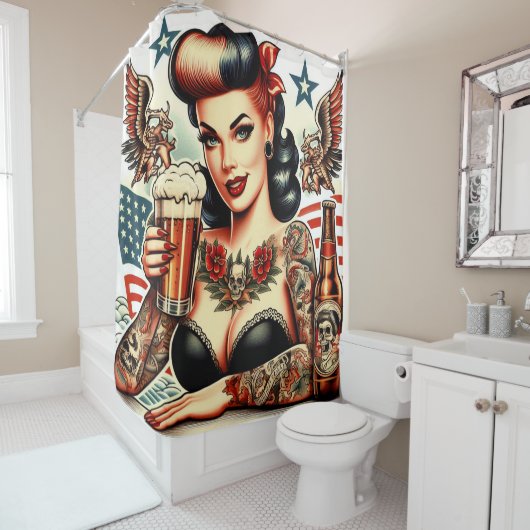 Rideaux De Douche Fille de tatouage de la vieille école (En situation)