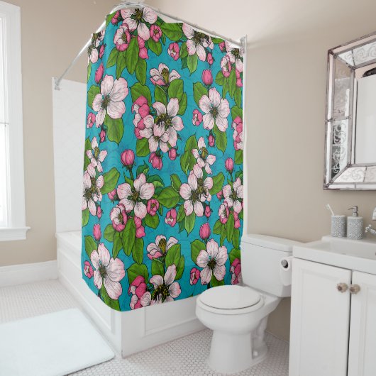 Rideaux De Douche Fleur d'Apple sur le turquoise (En situation)