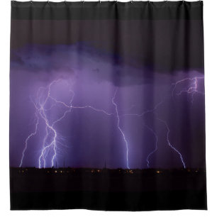 Rideaux De Douche Foudre pourpre dans un orage de désert de nuit