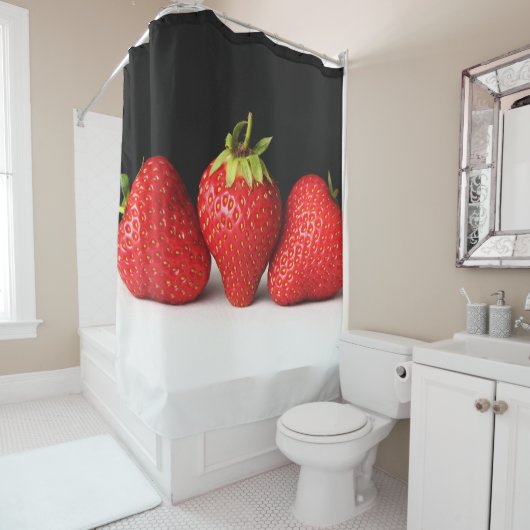Rideaux De Douche Fraises Sur Noir Sur Blanc Sccna (En situation)
