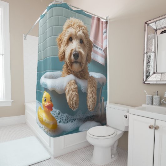 Rideaux De Douche Goldendoodle Sloppy Sleepy mignon drôle (En situation)