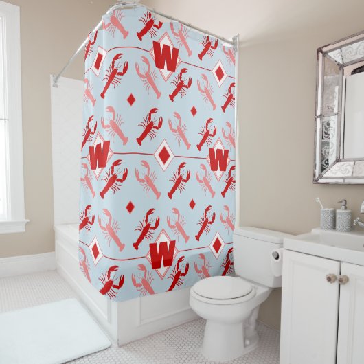 Rideaux De Douche Gros homard et monogramme rouge | Coastal Beach Ho (En situation)