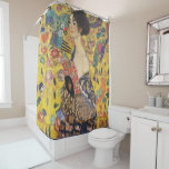 Rideaux De Douche Gustav Klimt Lady With Fan Art Nouveau Painting<br><div class="desc">Dame Gustav Klimt avec peintre Art Nouveau Fan Ce demi-portrait d'une belle femme montre un arrière - plan jaune avec des ornements asiatiques, des oiseaux colorés et des fleurs de lotus. La dame porte une robe dans le style d'un kimono imprimé des motifs d'une robe de dragon chinoise. Belle peinture...</div>