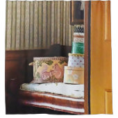 Rideaux De Douche Hatboxes Seen Through an Open Door (Devant)