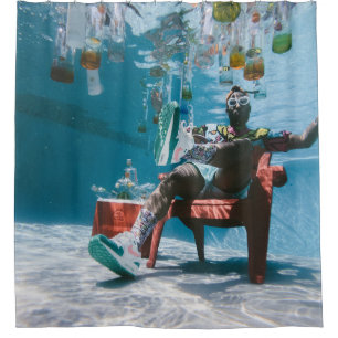 Rideaux De Douche Homme assis sur une chaise sous l'eau avec botte f