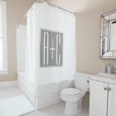 Rideaux De Douche Initiales de couple modifiables | Blanc et gris (En situation)