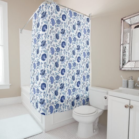 Rideaux De Douche Jacobean Floral Motif bleu sur blanc (En situation)
