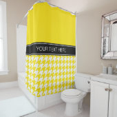 Rideaux De Douche Jaune Blanc Houndstooth CB Noir Nom Monogramme (En situation)