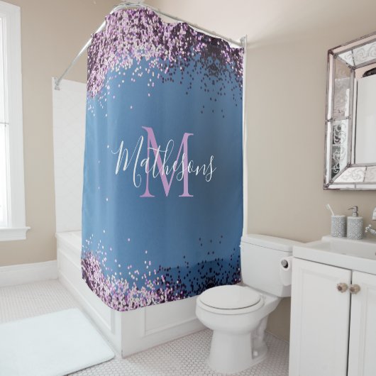 Rideaux De Douche Lavender Confetti sur le Monogramme bleu Nom (En situation)