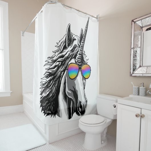 Rideaux De Douche Licorne fraîche avec des sunglass d'arc-en-ciel (En situation)