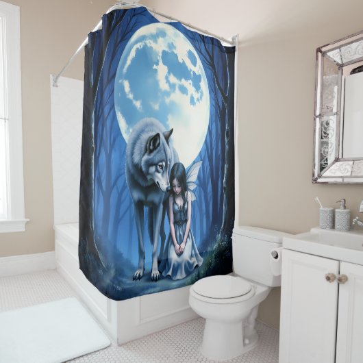 Rideaux De Douche Lien sous la lune – Le loup et la fée gothique. (En situation)