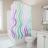 Rideaux De Douche Lignes d'aquarelles violettes et vertes (En situation)