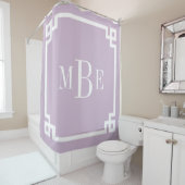 Rideaux De Douche Lila Violet et Blanc Clé Grecque | Monogrammé (En situation)
