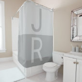 Rideaux De Douche Lumineuses Gris & Gris Initiales Modernes Monogram (En situation)