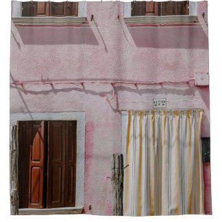 RIDEAUX DE DOUCHE MAISON EN BÉTON ROSE AVEC TROIS FENÊTRES ET UNE PO