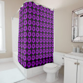 Rideaux De Douche Modèle floral de géranium violet sur noir (En situation)