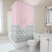 Rideaux De Douche Monogram Grey Chevron avec point Polka rose pastel (En situation)