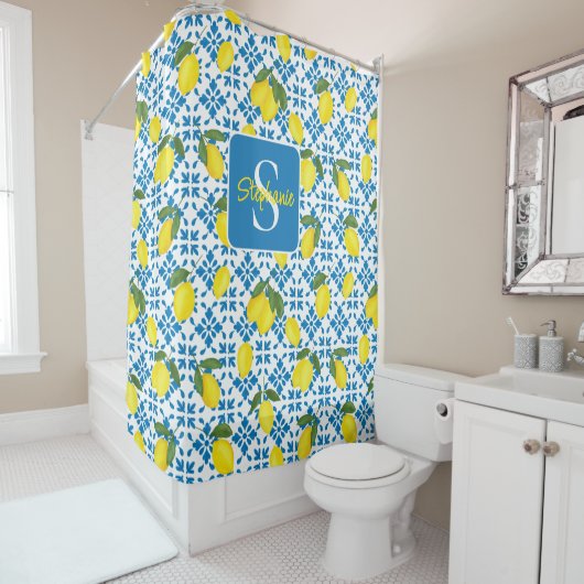 Rideaux De Douche Monogram Name Blue French Tile Lemon Pattern  (En situation)