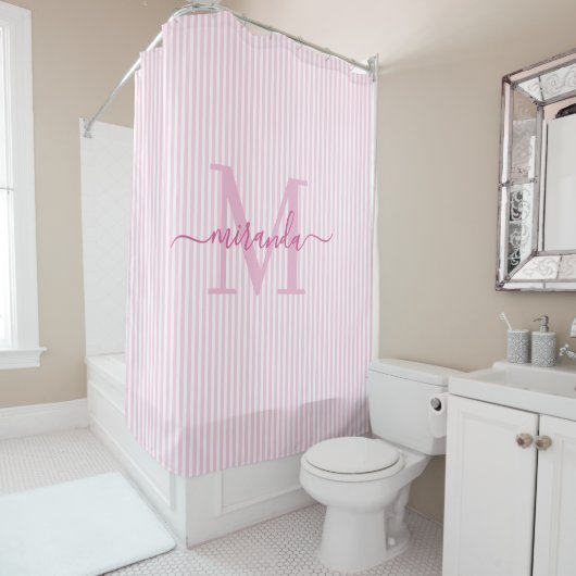 Rideaux De Douche Monogramme avec rayures roses et blanches modernes (En situation)