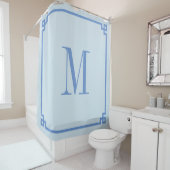 Rideaux De Douche Monogramme de bordure de clé bleu clair et bleuet (En situation)
