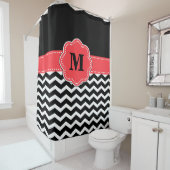 Rideaux De Douche Monogramme de corail noir de chevron (En situation)