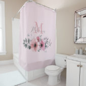 Rideaux De Douche monogramme floral chic couleur rose pâle (En situation)