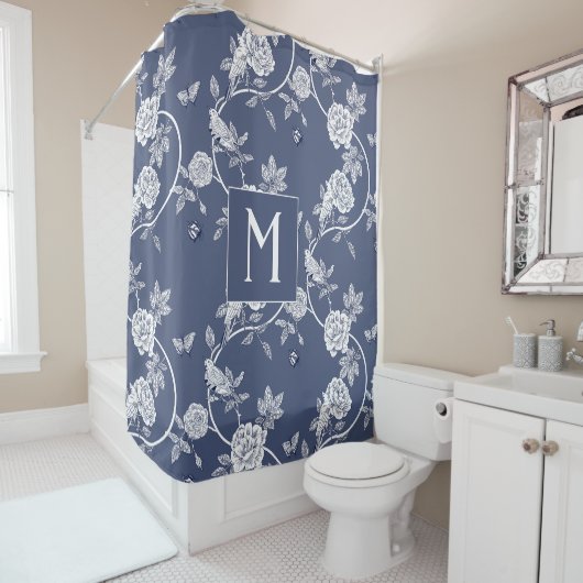 Rideaux De Douche Monogramme floral de la Chinoiserie bleue (En situation)