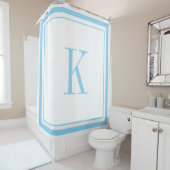 Rideaux De Douche Monogramme moderne blanc et bleu ciel  (En situation)
