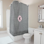 Rideaux De Douche Monogramme Noir, Blanc et Pastel Rose Houndstooth (En situation)